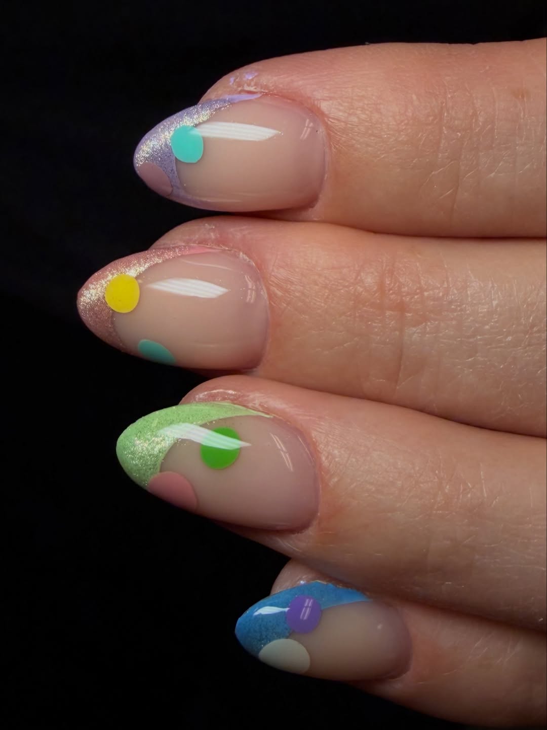 Close-up van naturelle tips met pastel stippen