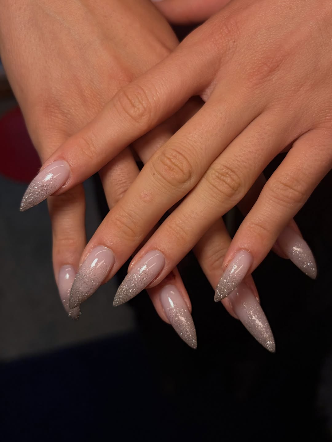 Lange stiletto nagels met glitter