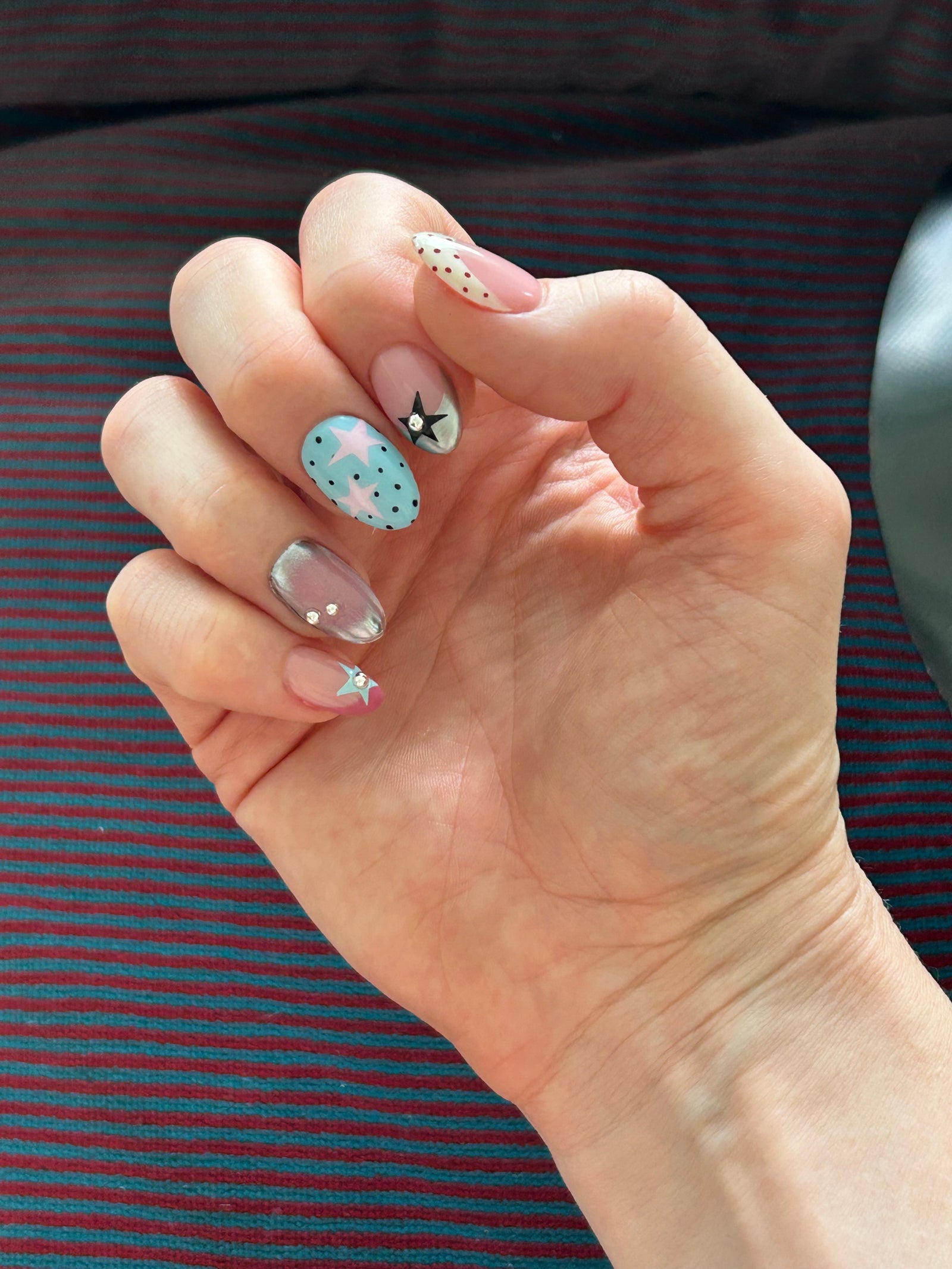 Pastel nagels met sterretjes en stippen, foto van Lia B