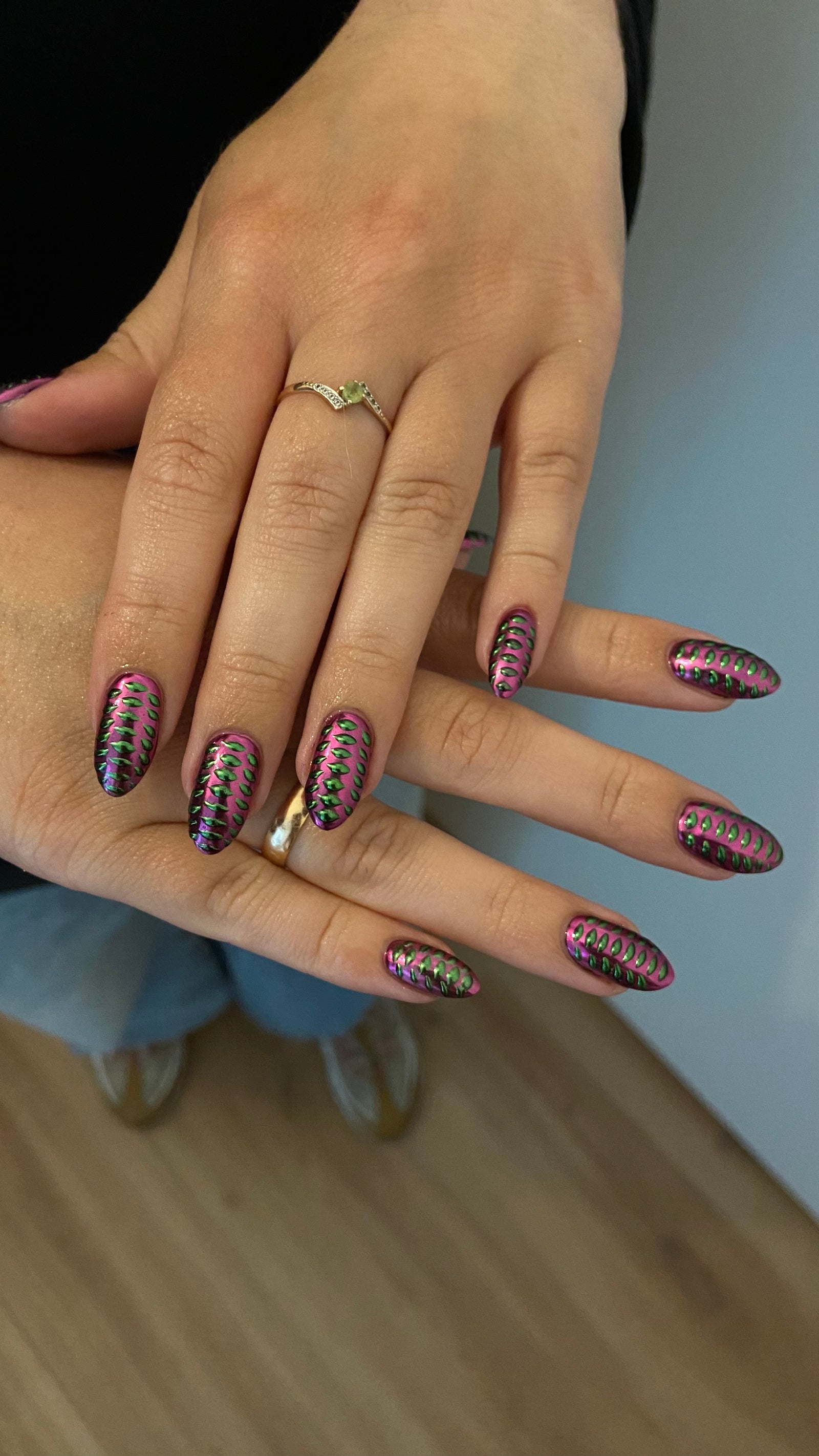 Roze en zwarte patroonset op amandelnagels