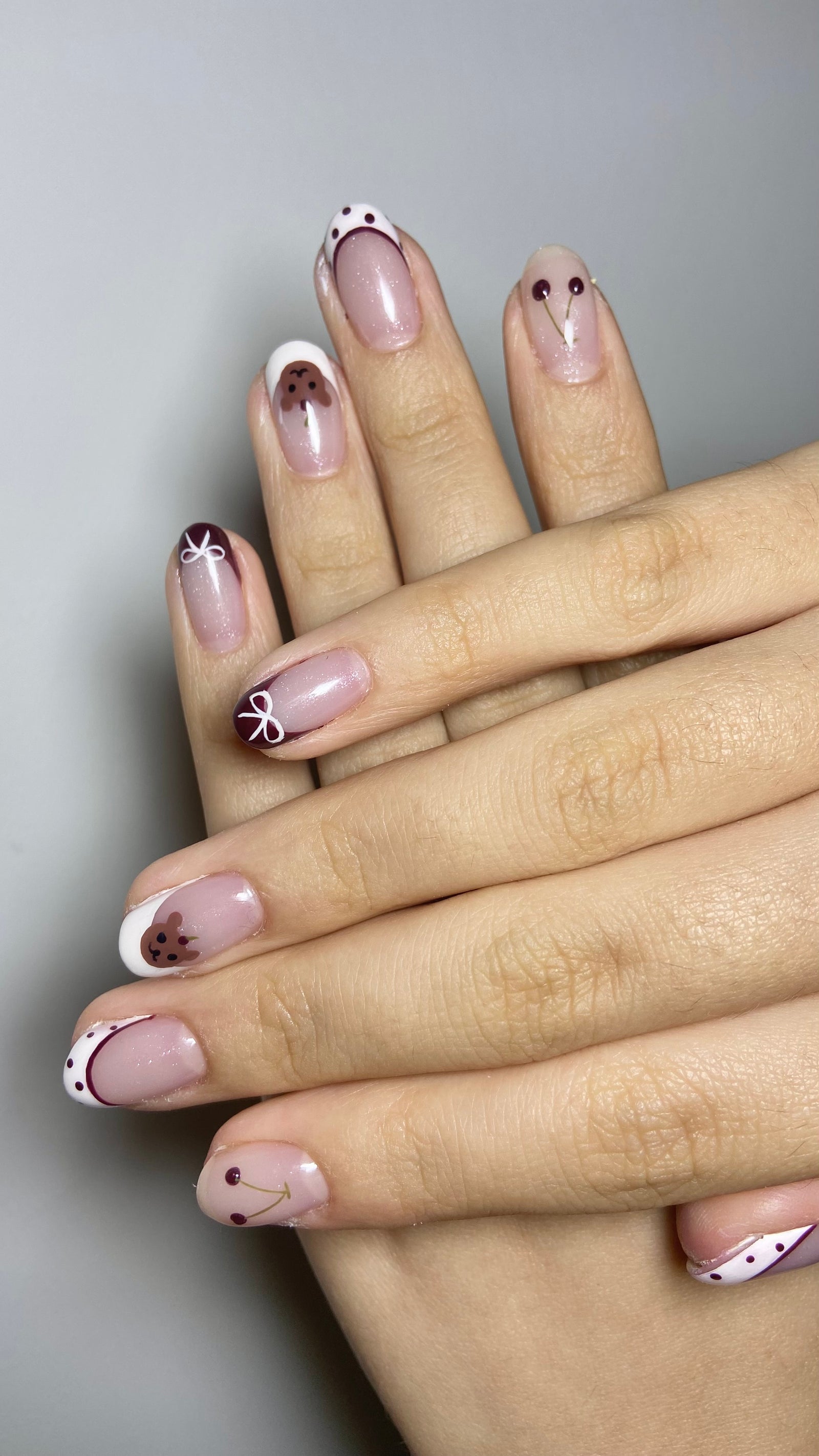 Zachte French tips met kleine bloemetjes en stipjes