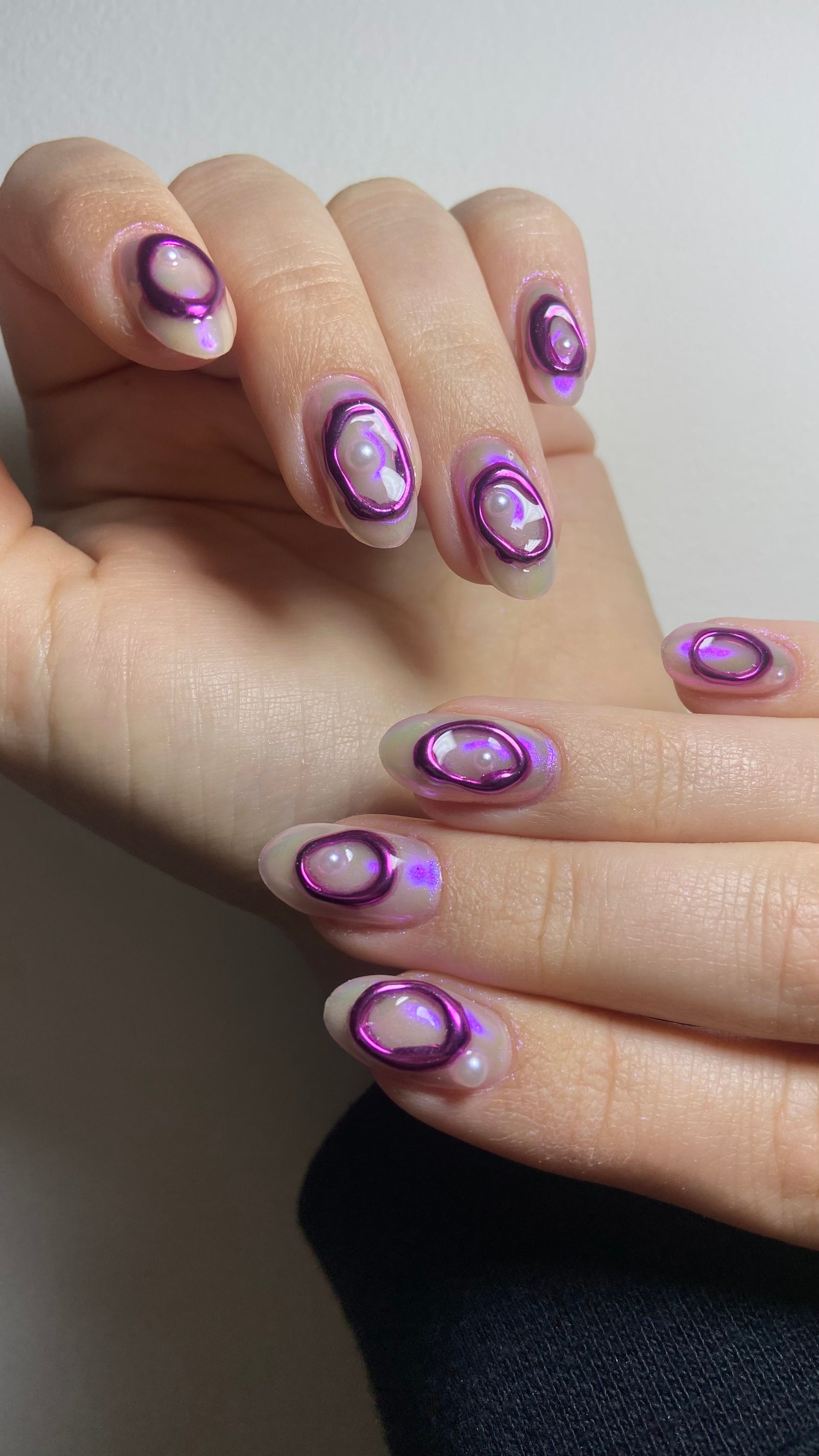 Nagels met paarse chrome ringen